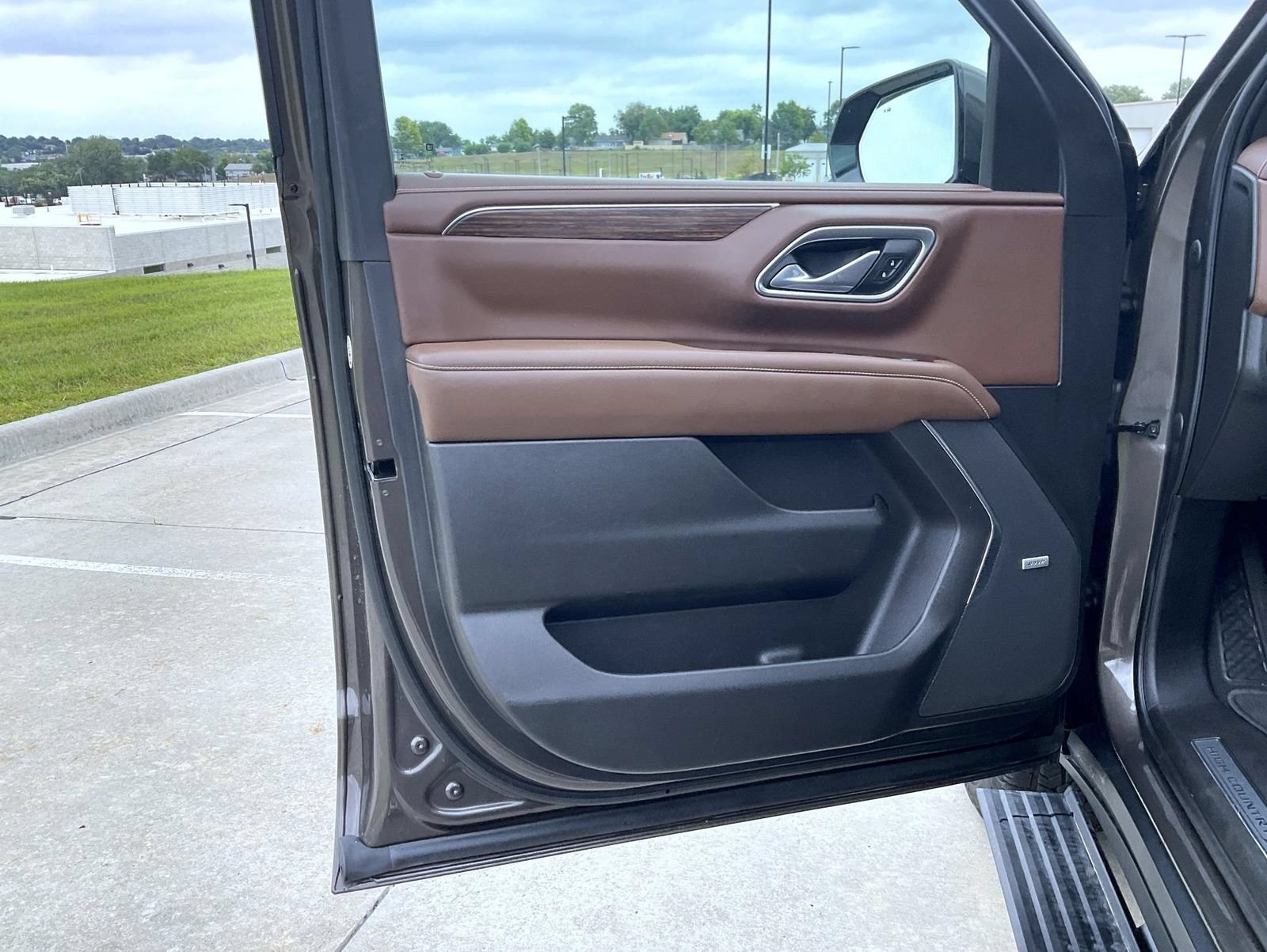 Used 2021 Chevrolet Tahoe High Country w/ Premium Package AWD/4WD image 10