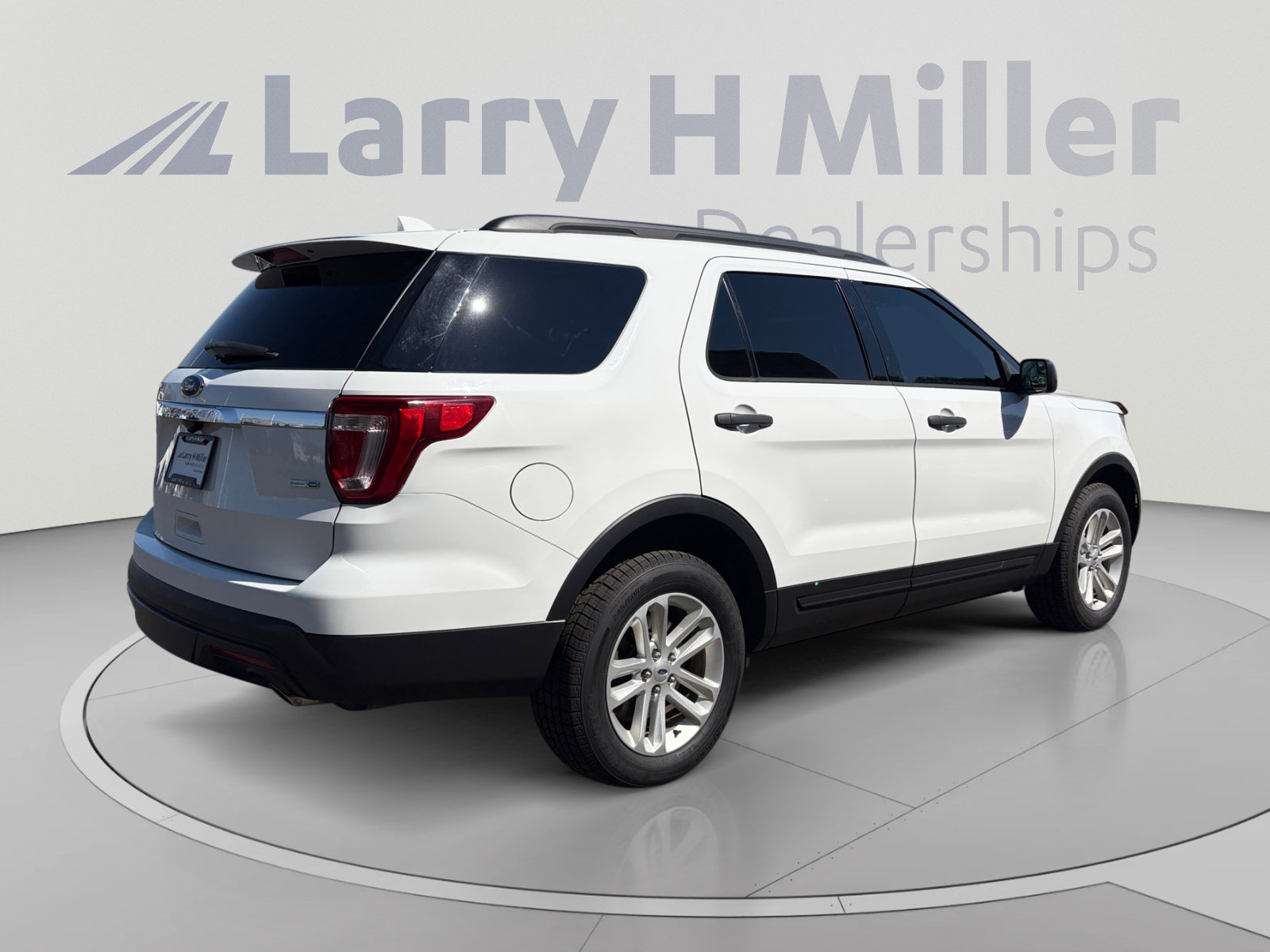 Used 2017 Ford Explorer 4WD w/ Class II Trailer Tow Package image 5