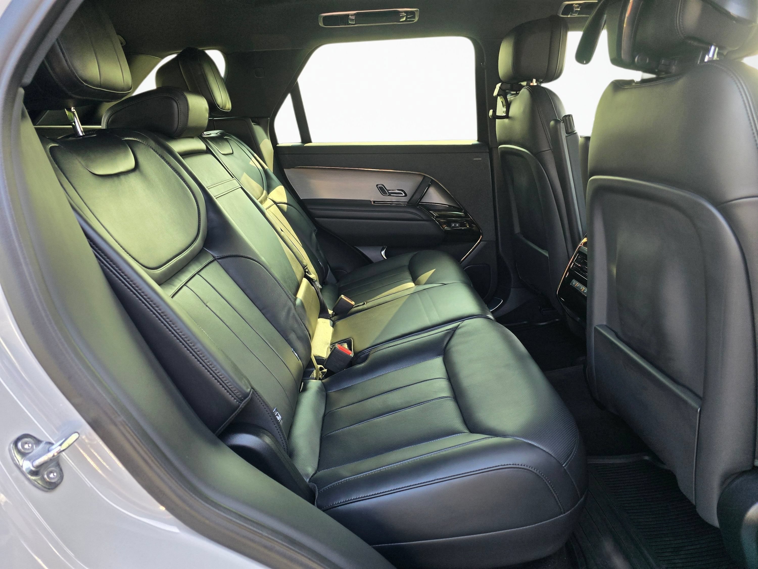 Used 2025 Land Rover Range Rover Sport SE AWD/4WD image 24