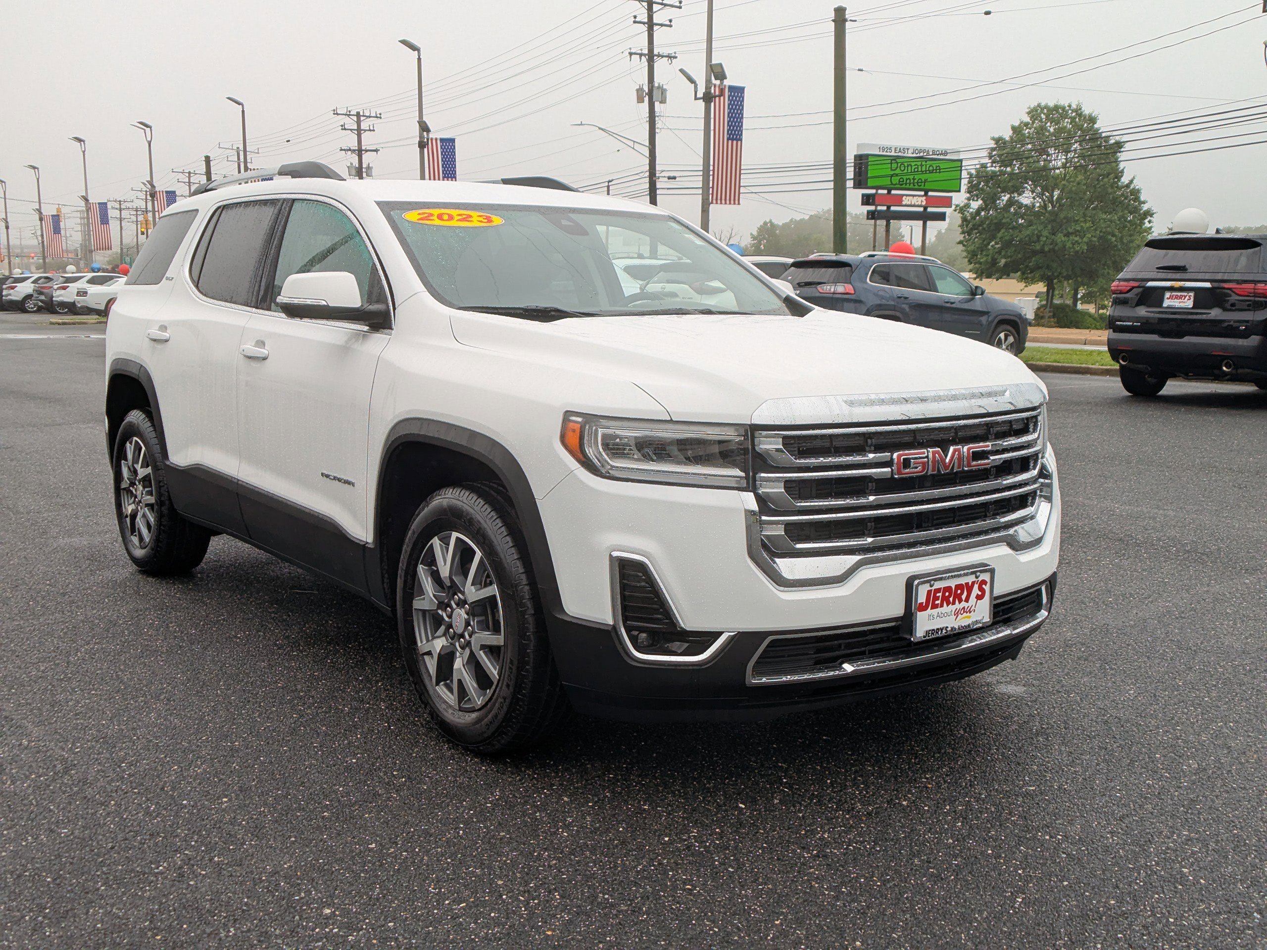 Used 2023 GMC Acadia SLT AWD/4WD image 2