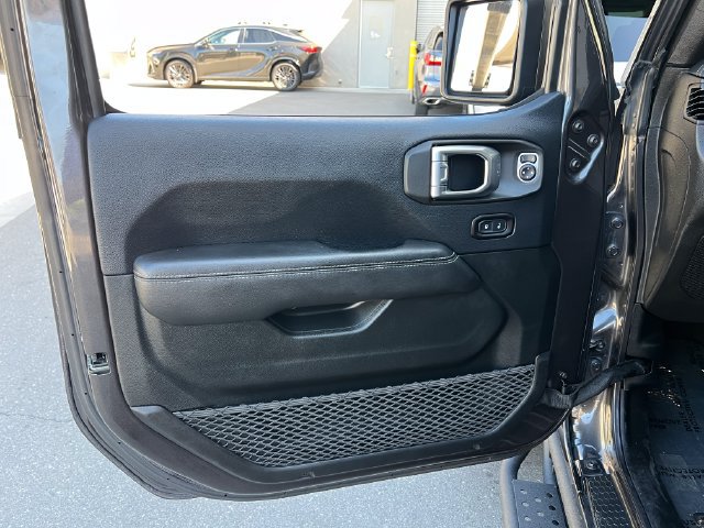 Used 2018 Jeep Wrangler Unlimited Sahara AWD/4WD image 25