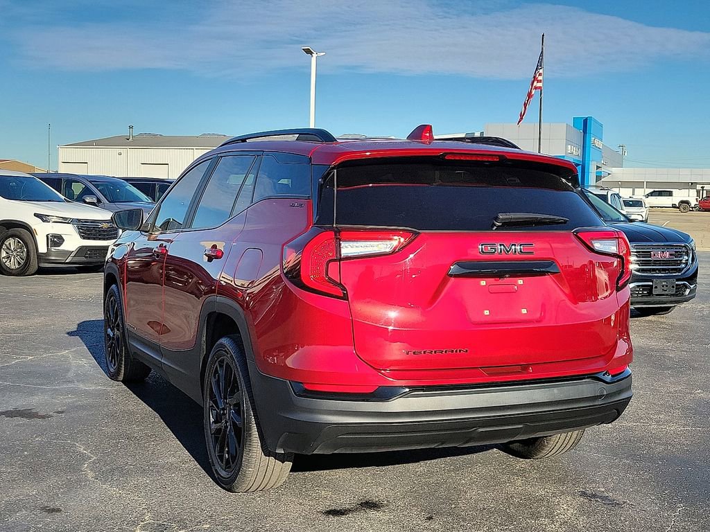 Used 2023 GMC Terrain SLE w/ Driver Convenience Package image 4