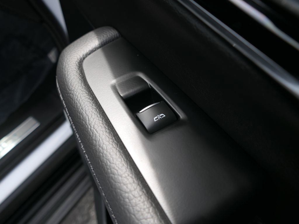 Used 2025 GMC Yukon XL Denali RWD image 24