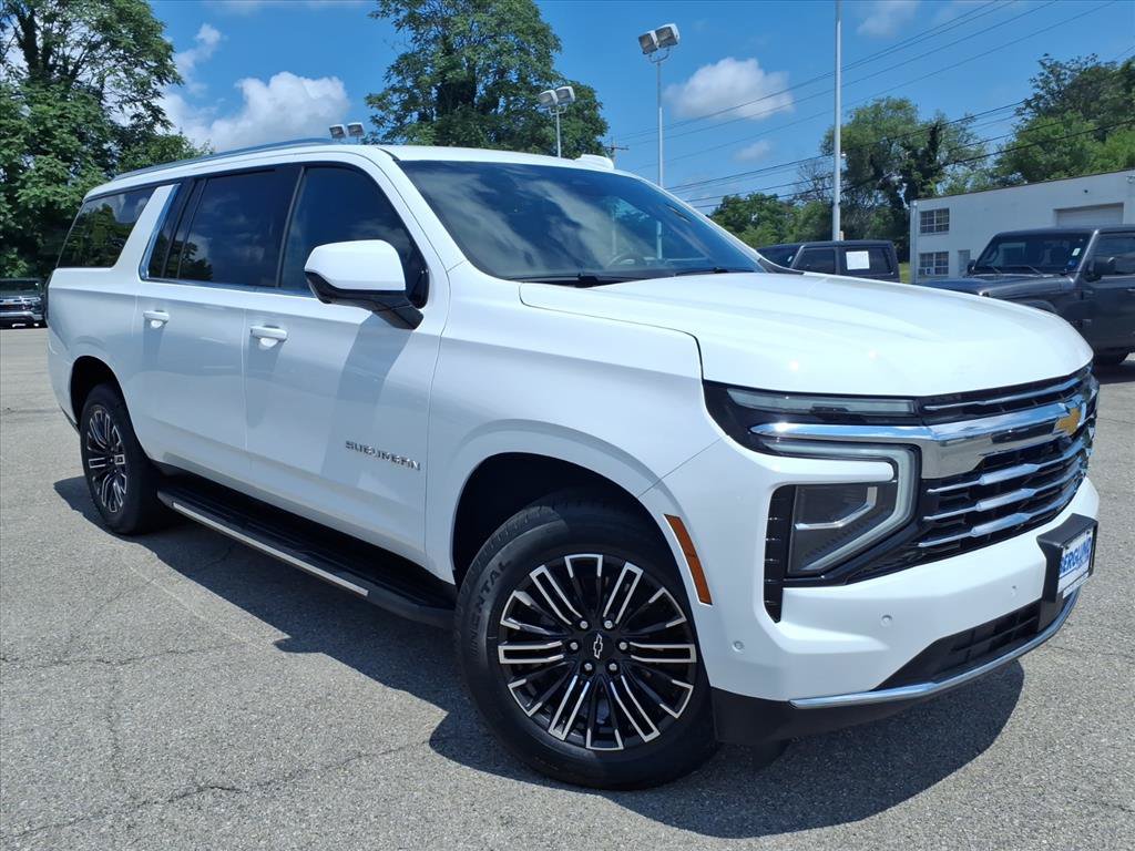 Used 2025 Chevrolet Suburban LT AWD/4WD image 2