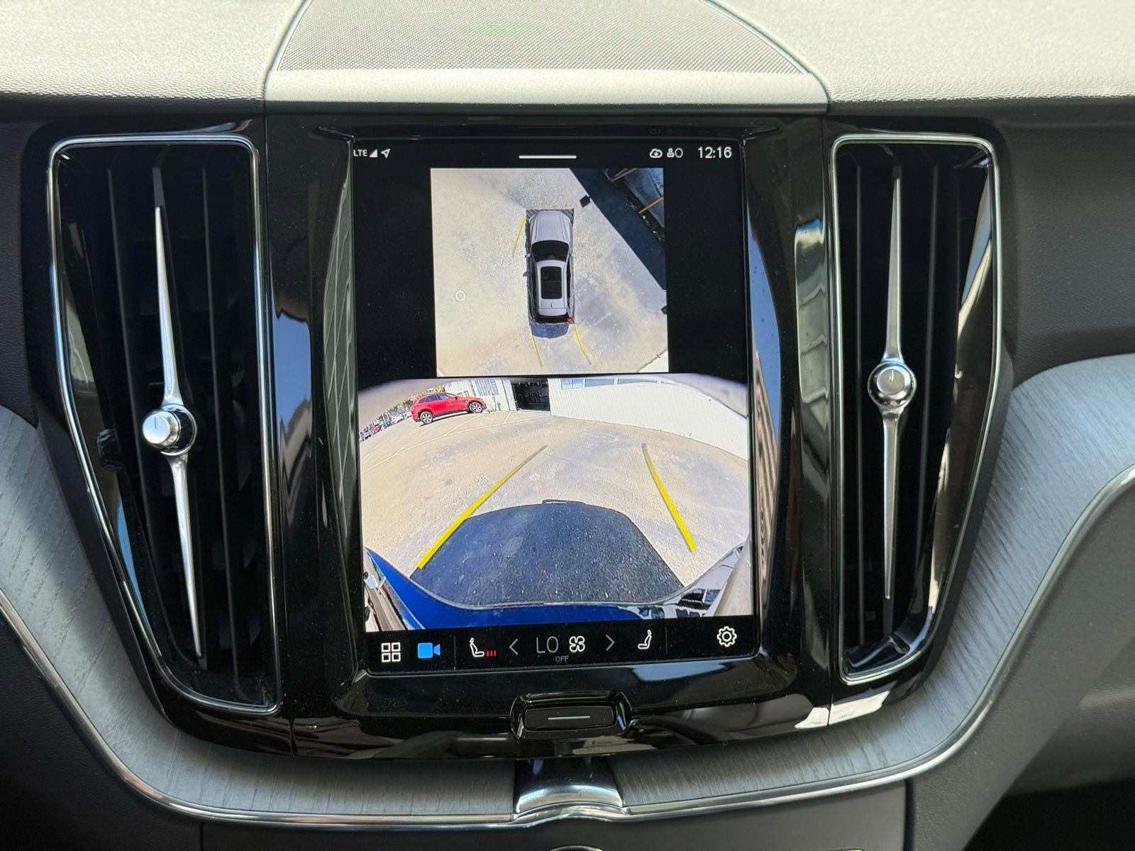 Used 2025 Volvo XC60 B5 Plus image 16