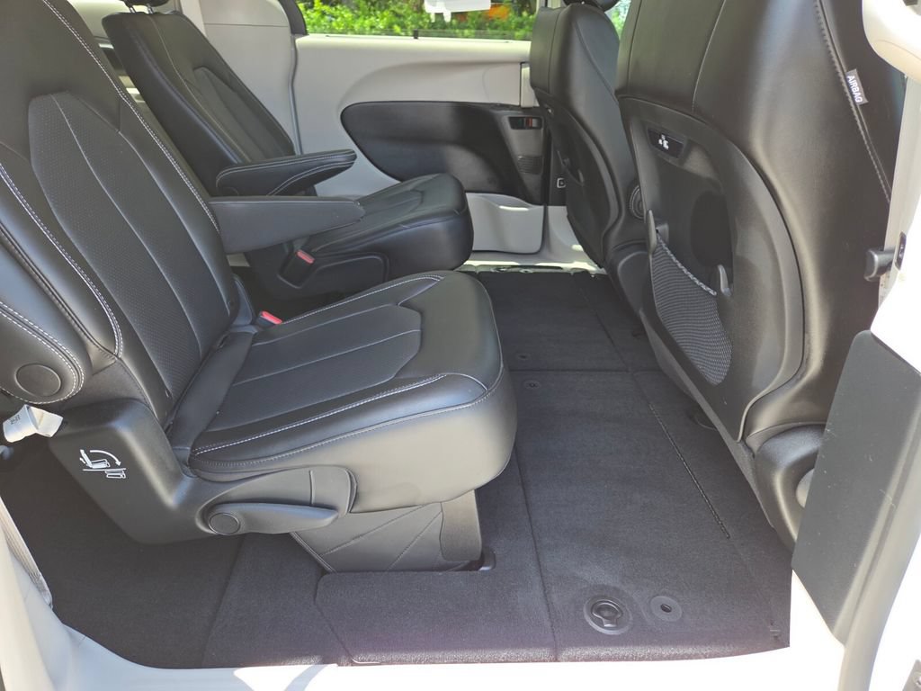 Used 2023 Chrysler Pacifica Touring-L AWD/4WD image 18