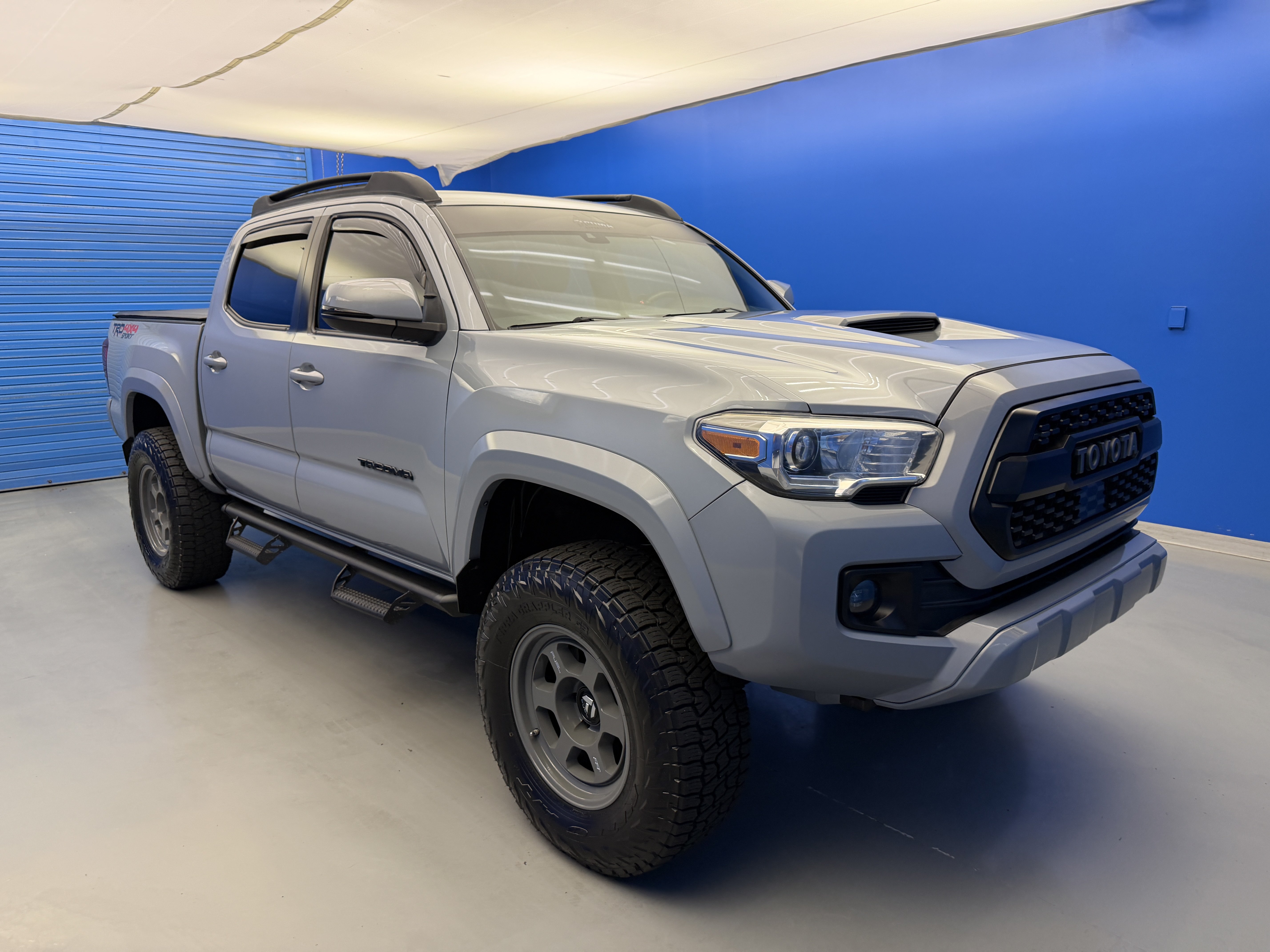 Used 2018 Toyota Tacoma TRD Sport AWD/4WD image 2