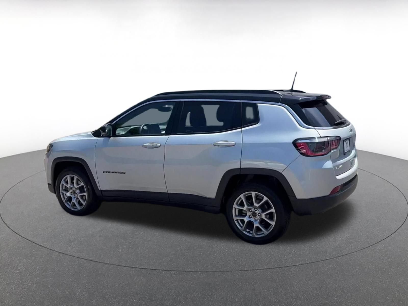 Used 2025 Jeep Compass Limited AWD/4WD image 10