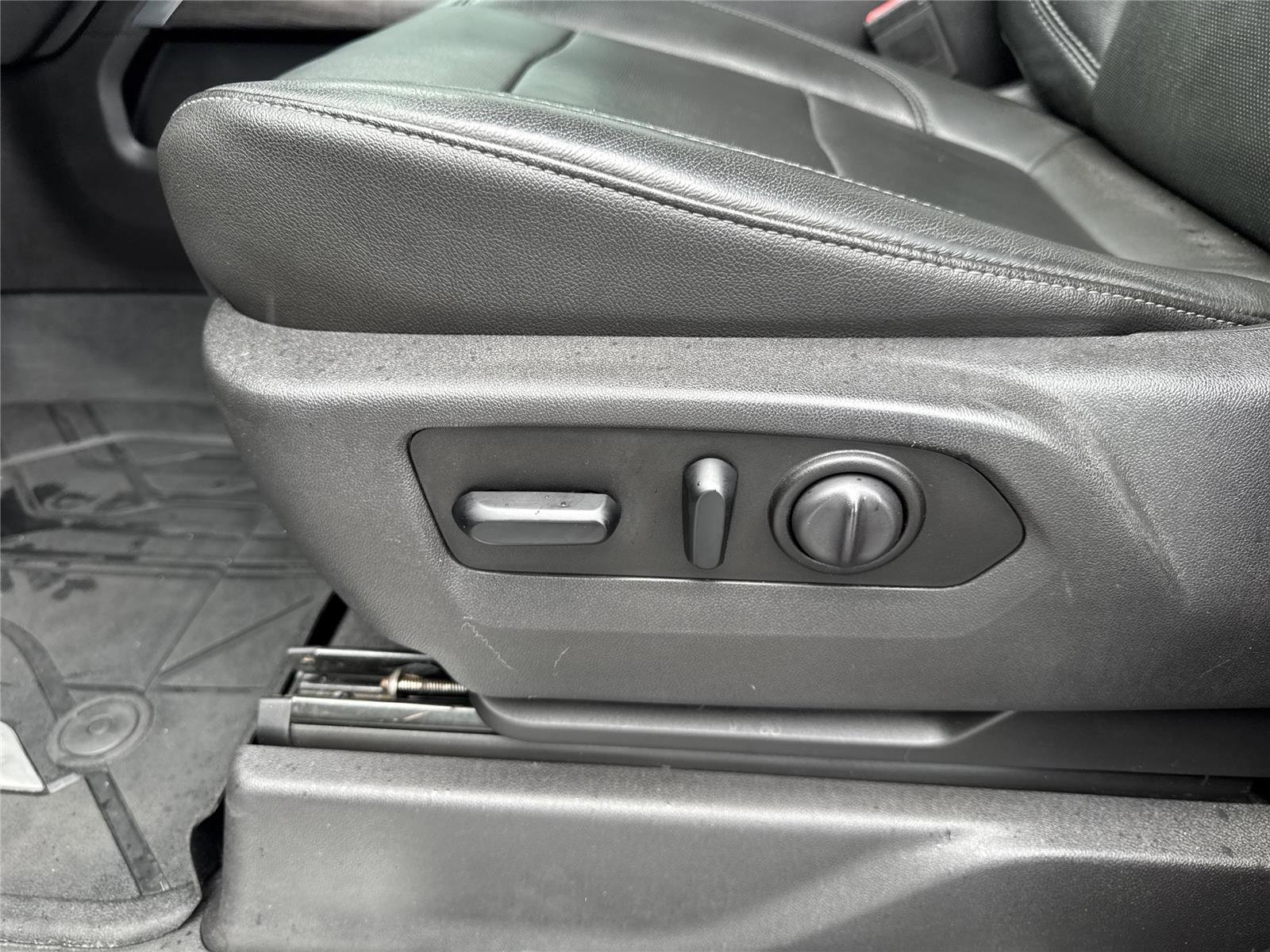 Used 2019 Chevrolet Silverado 1500 LTZ w/ LTZ Premium Package AWD/4WD image 10
