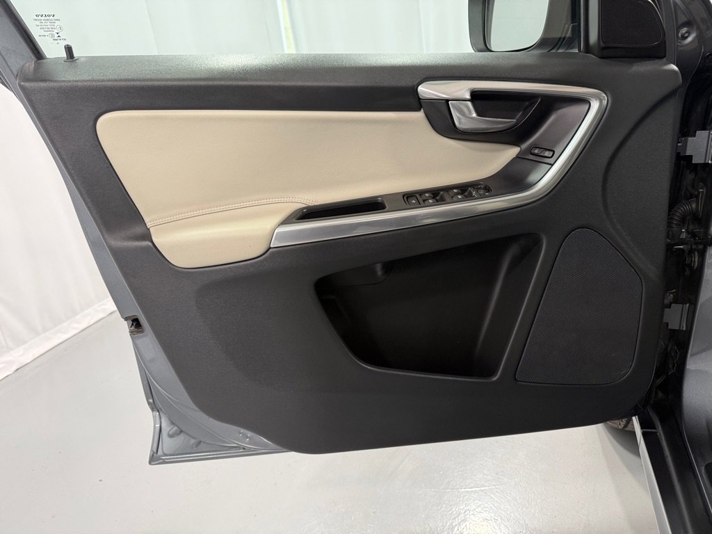 Used 2017 Volvo XC60 T5 Dynamic w/ Preferred Option Package image 16