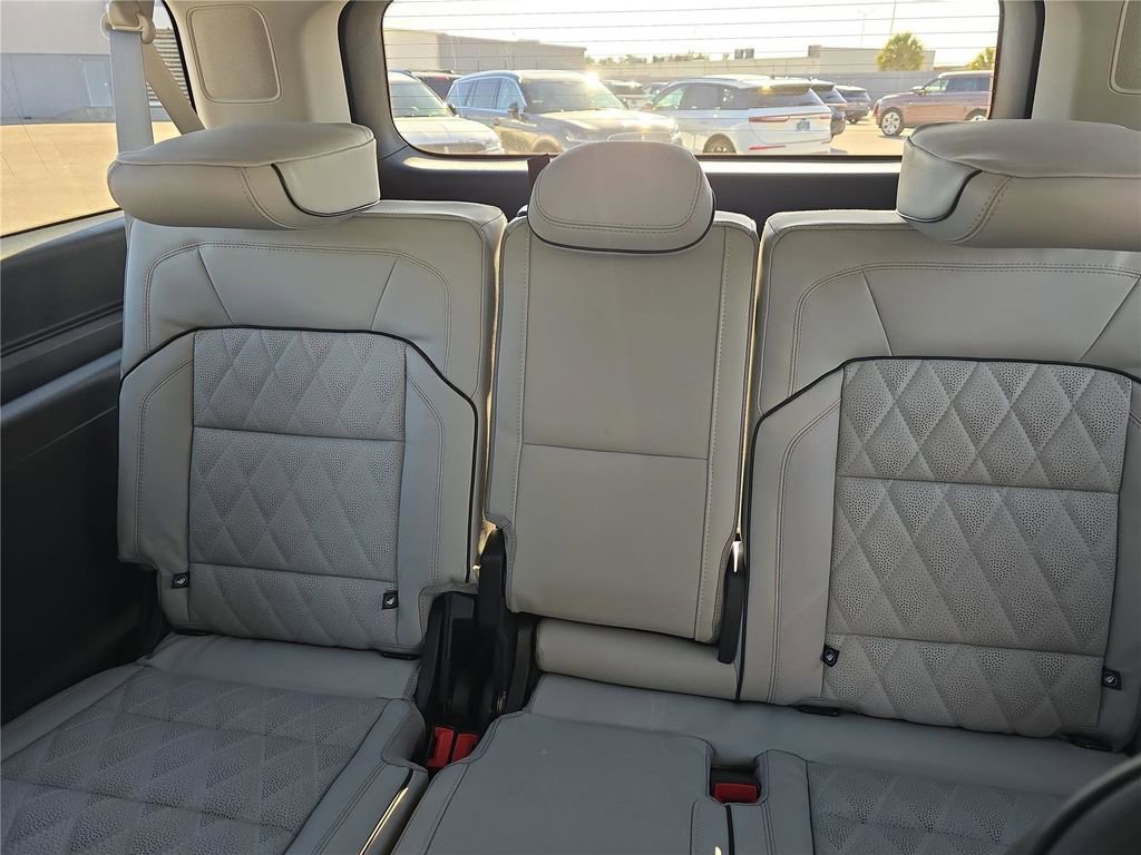 New 2026 Lincoln Navigator L Black Label w/ Black Label Special Edition image 12