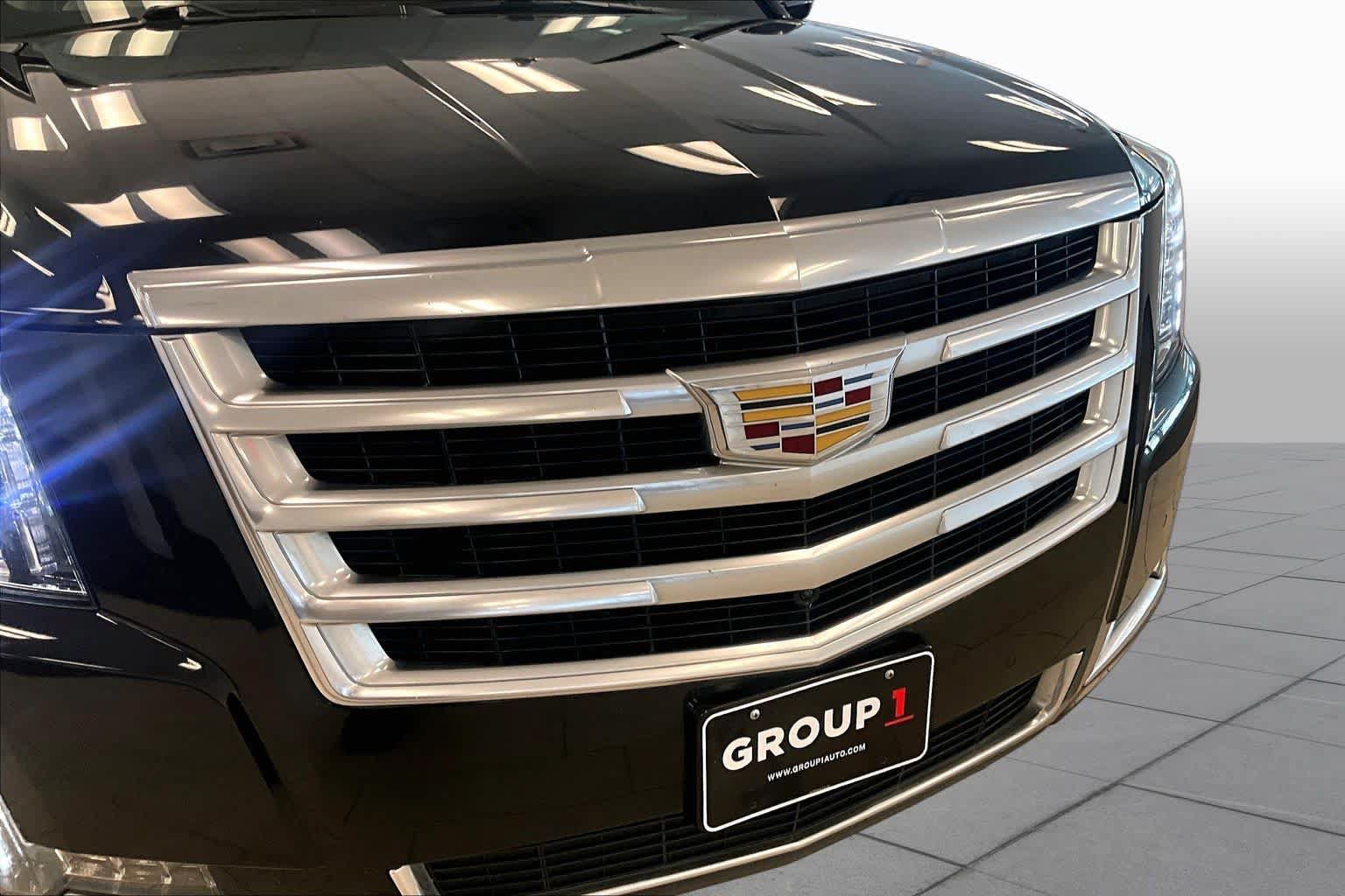 Used 2019 Cadillac Escalade Luxury AWD/4WD image 27