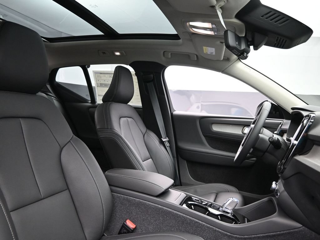 Used 2025 Volvo XC40 B5 Plus w/ Climate Package AWD/4WD image 27