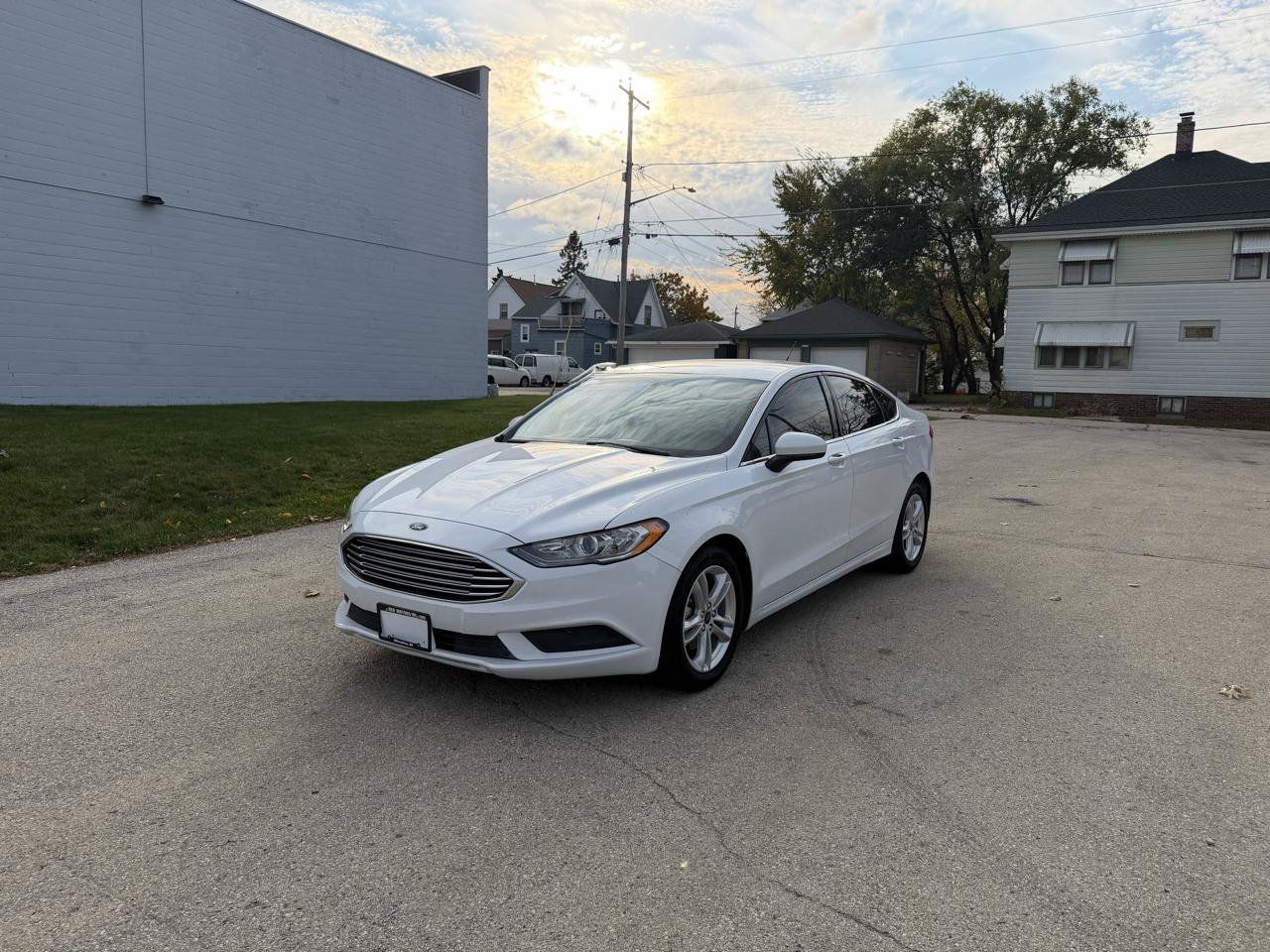 Used 2018 Ford Fusion SE w/ Fusion SE Technology Package FWD image 3
