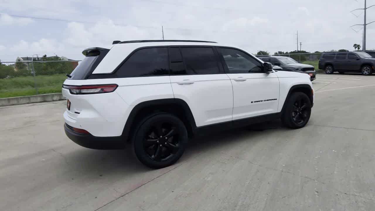 Used 2023 Jeep Grand Cherokee Limited w/ Black Appearance Package AWD/4WD image 8