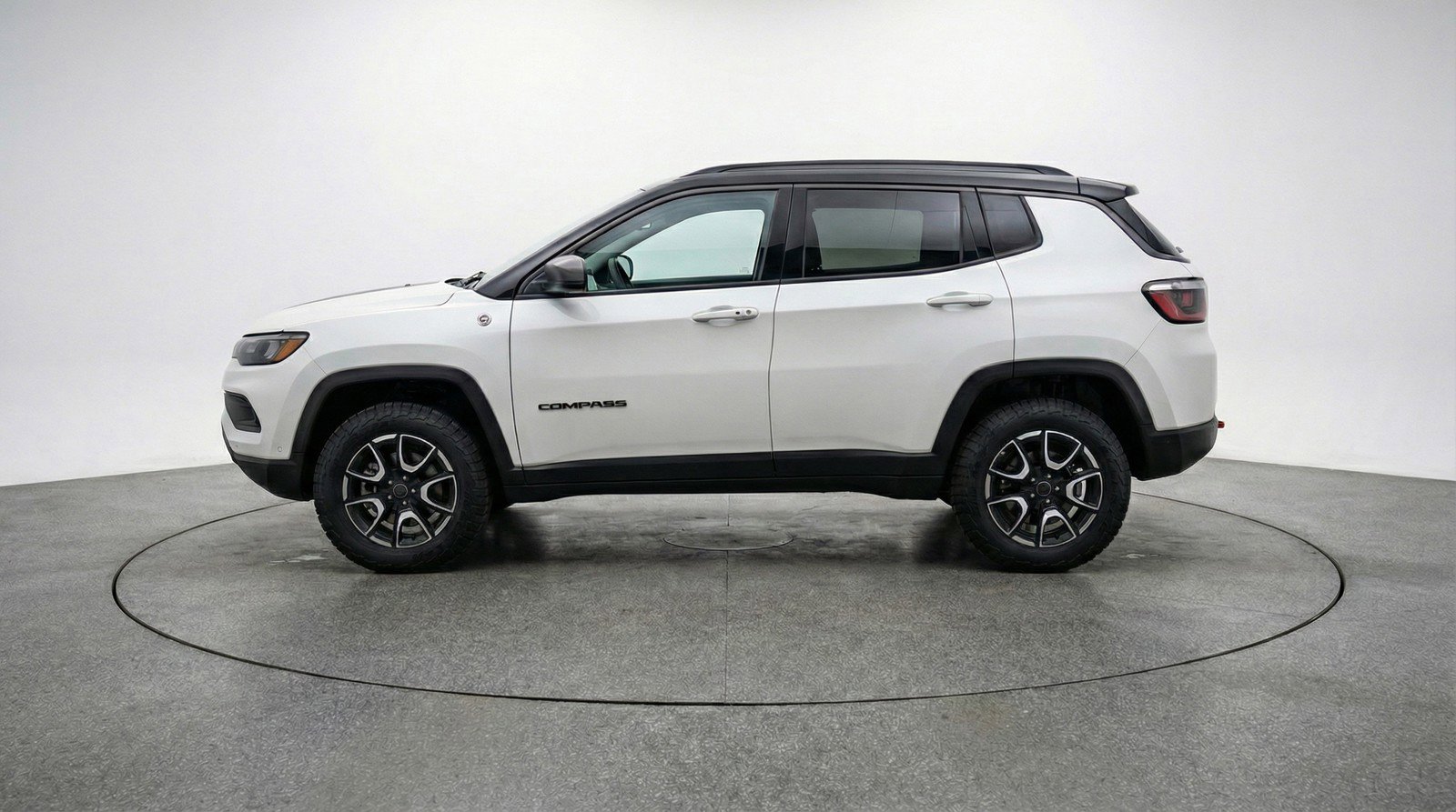 Used 2025 Jeep Compass Trailhawk AWD/4WD image 5