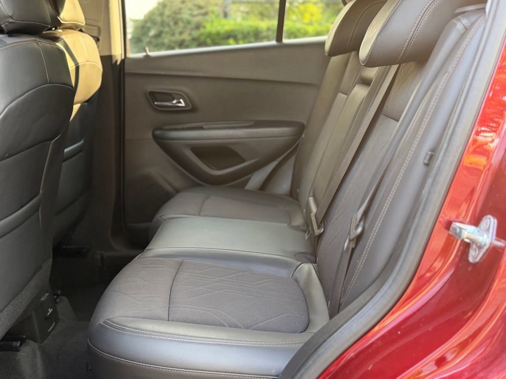 Used 2022 Chevrolet Trax LT w/ LT Convenience Package FWD image 13