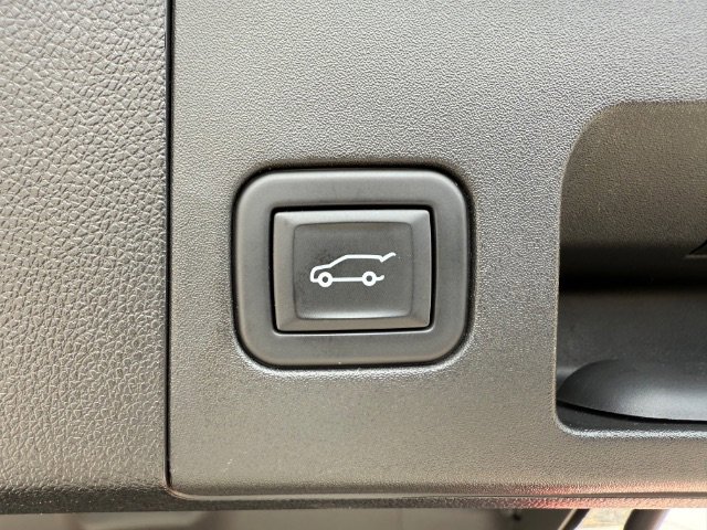 Used 2023 Cadillac XT4 Luxury w/ Cold Weather Package image 9