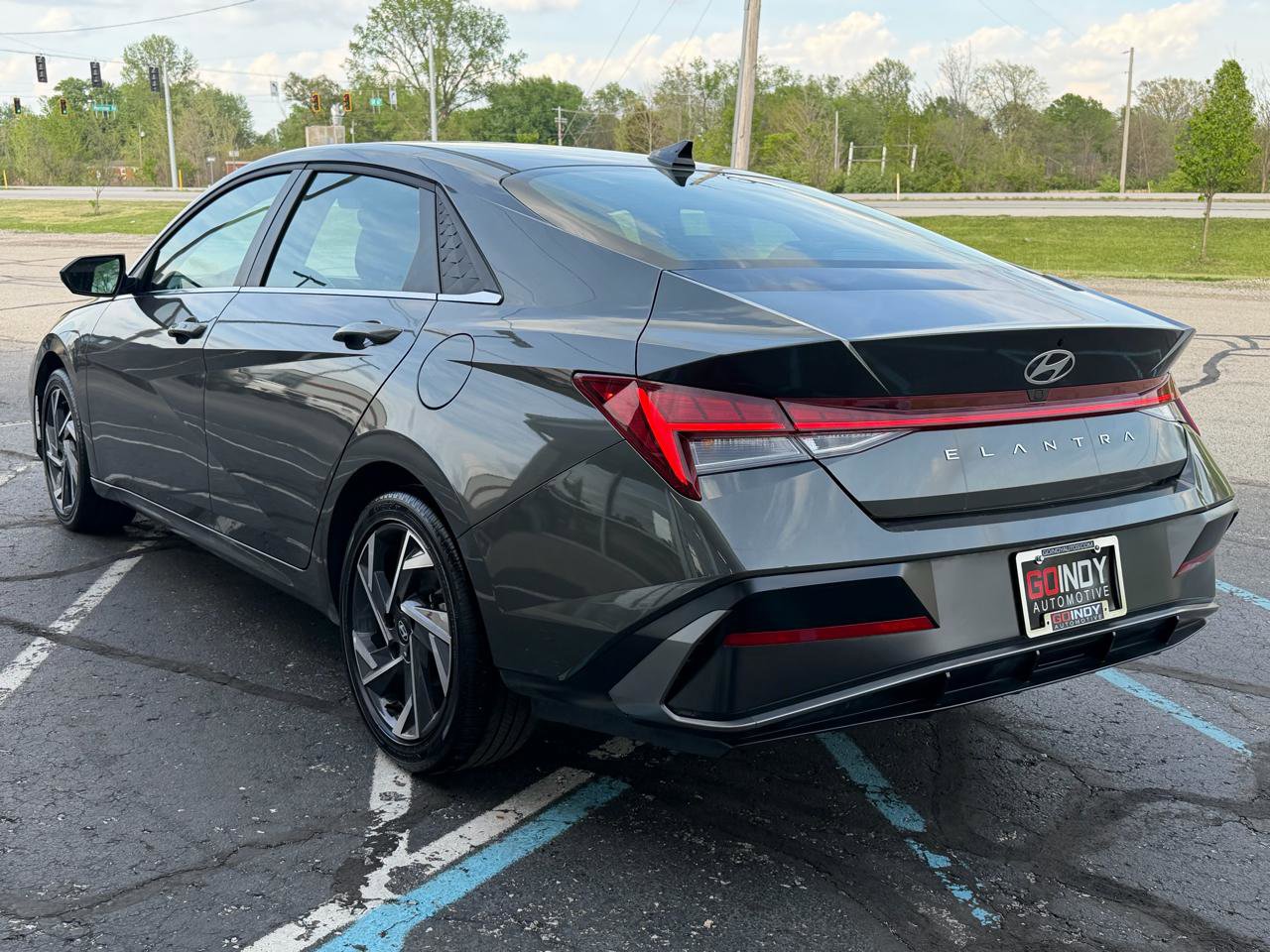 Used 2025 Hyundai Elantra SEL image 3