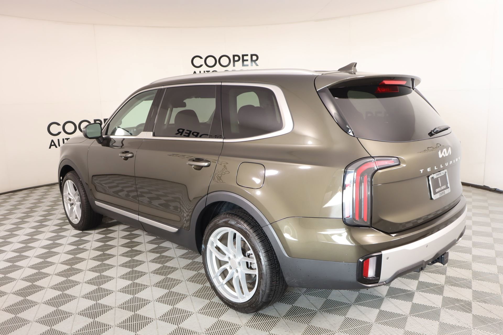 Used 2024 Kia Telluride EX w/ EX Captain's Chair Package image 24