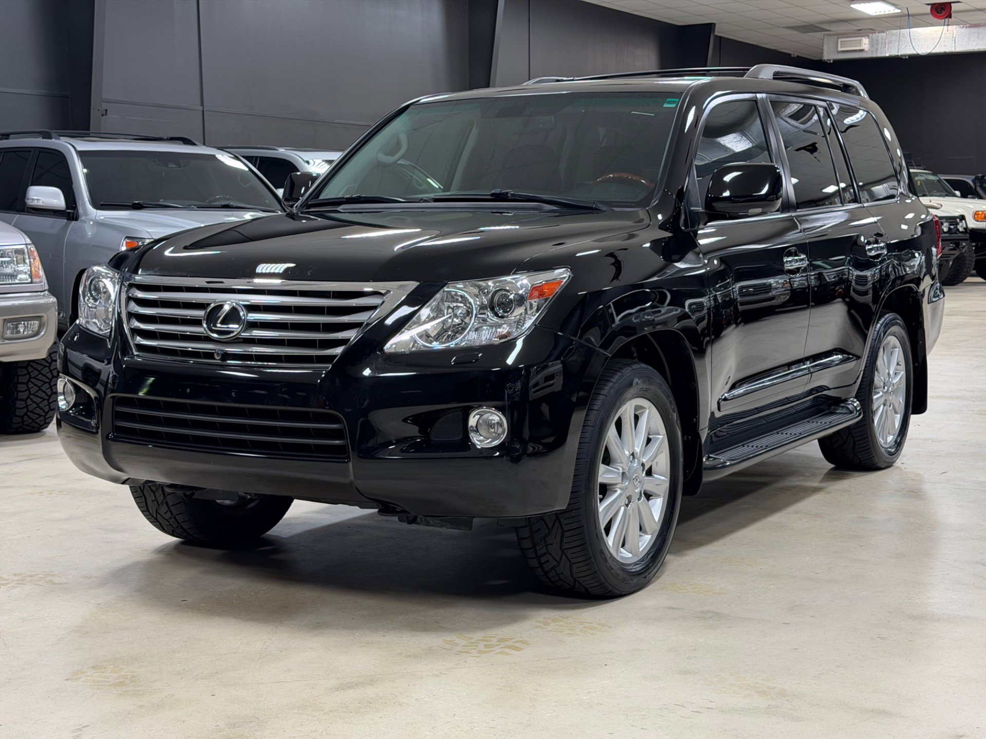 Used 2010 Lexus LX 570 4WD image 2