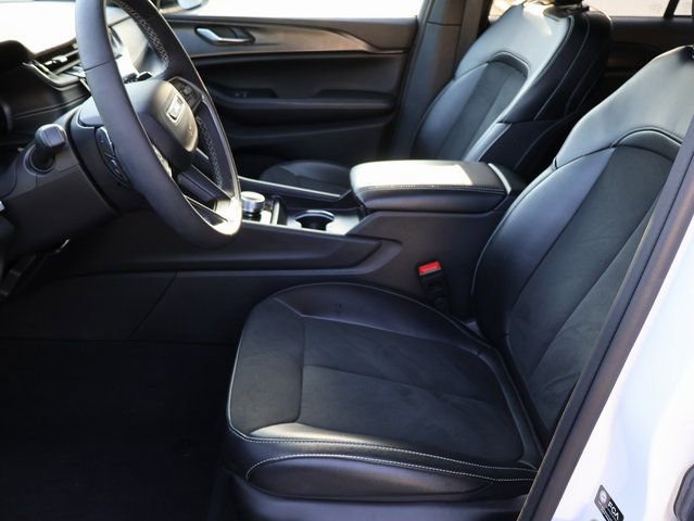 Used 2024 Jeep Grand Cherokee Altitude image 45