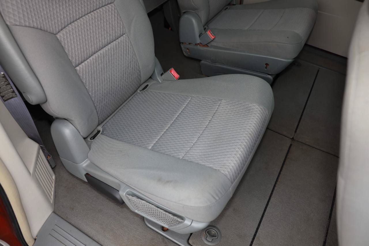 Used 2008 Chrysler Town & Country Touring w/ Entertainment Group #2 FWD image 14