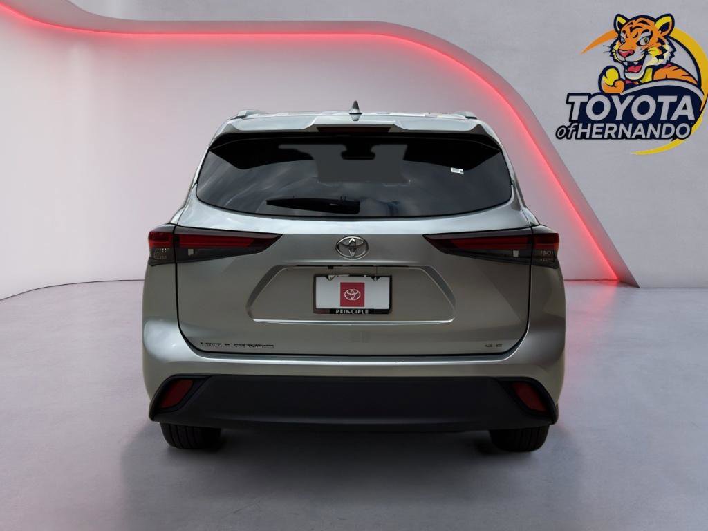 Used 2024 Toyota Highlander XLE image 6