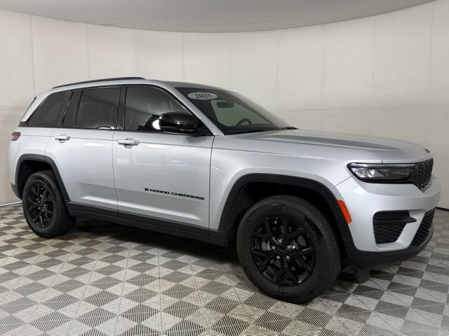 Used 2025 Jeep Grand Cherokee Altitude RWD image 10
