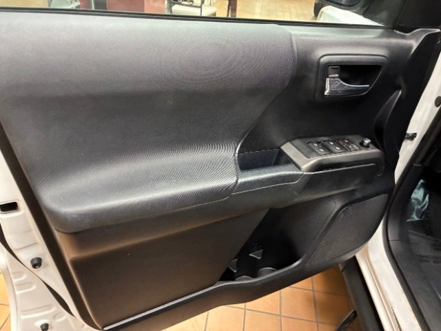 Used 2017 Toyota Tacoma TRD Sport w/ Tow Package image 9