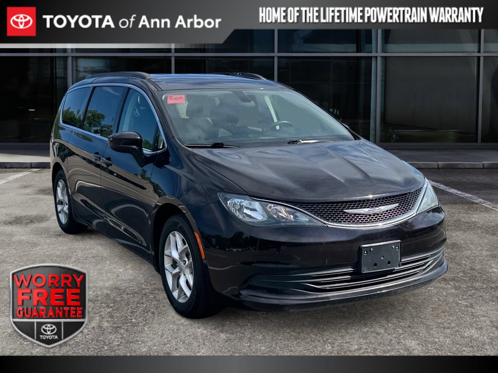 Used 2018 Chrysler Pacifica Touring w/ Tire & Wheel Group FWD image 1