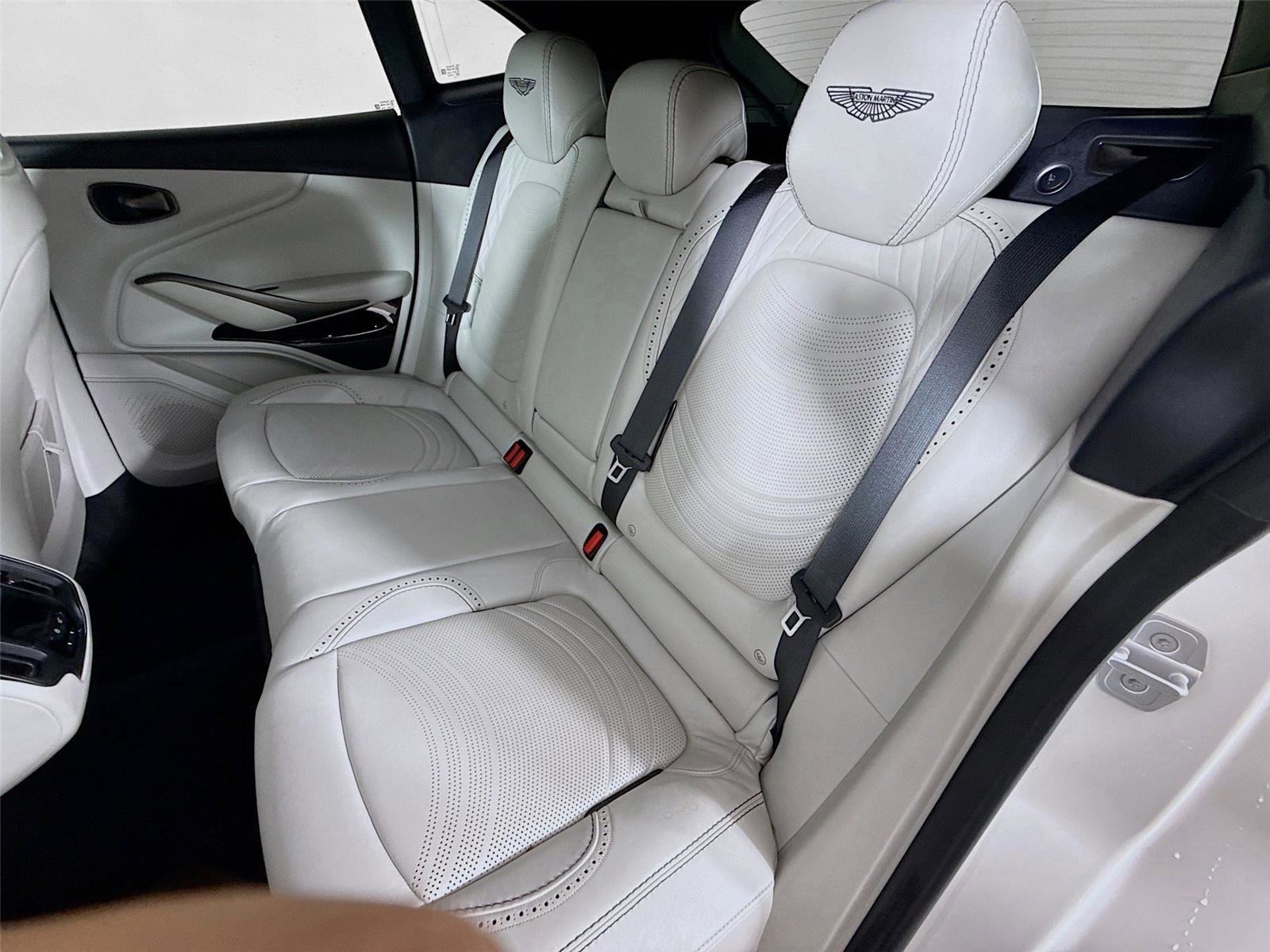 Used 2022 Aston Martin DBX image 3