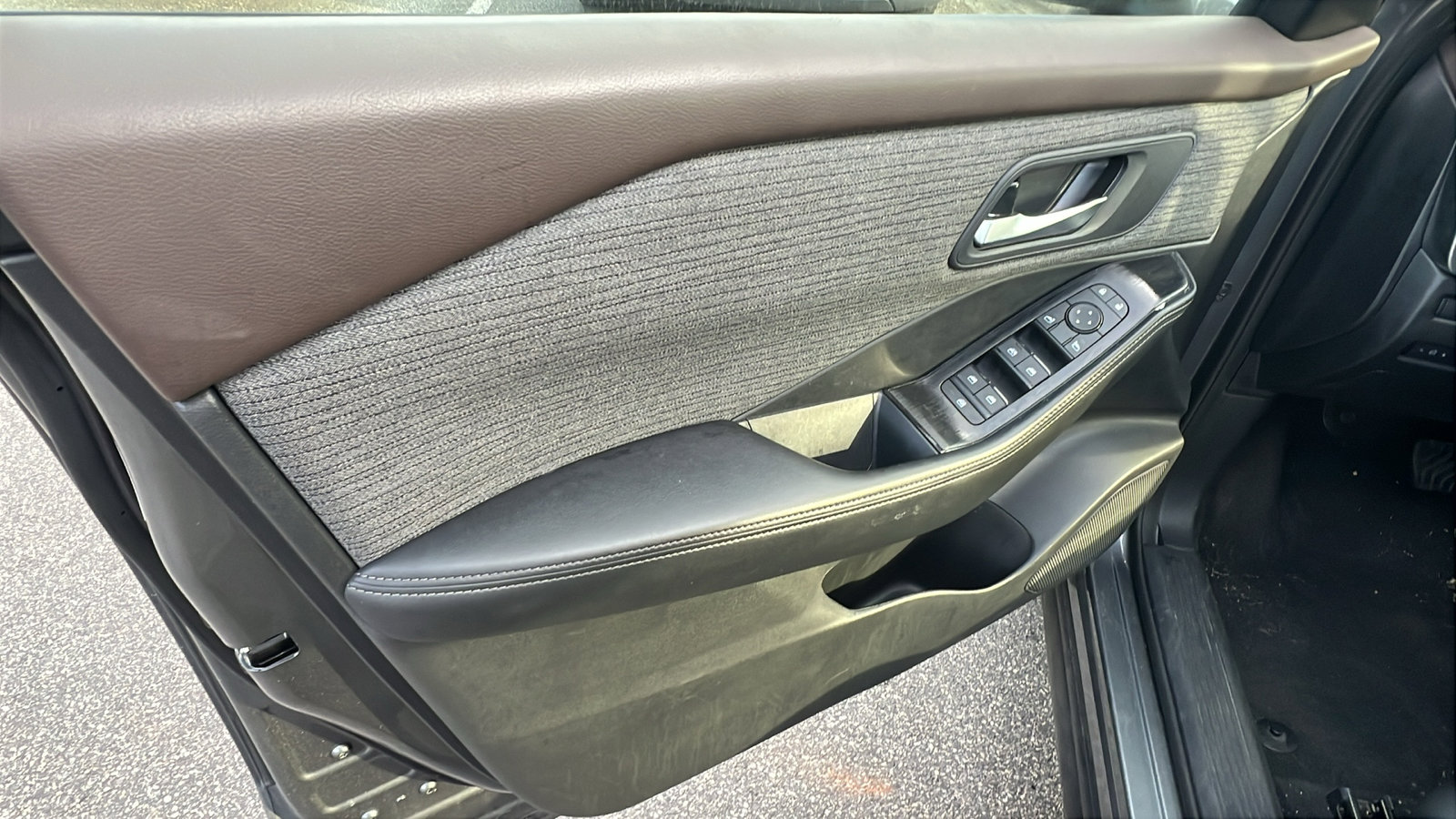 Used 2023 Nissan Rogue SV image 14