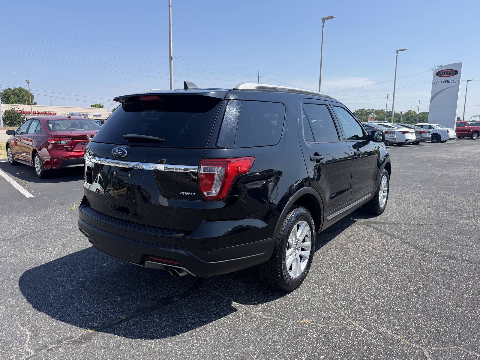 Used 2018 Ford Explorer XLT AWD/4WD image 7