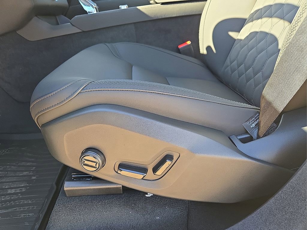 New 2026 Volvo XC90 B6 Plus w/ Protection Package Premier AWD/4WD image 23