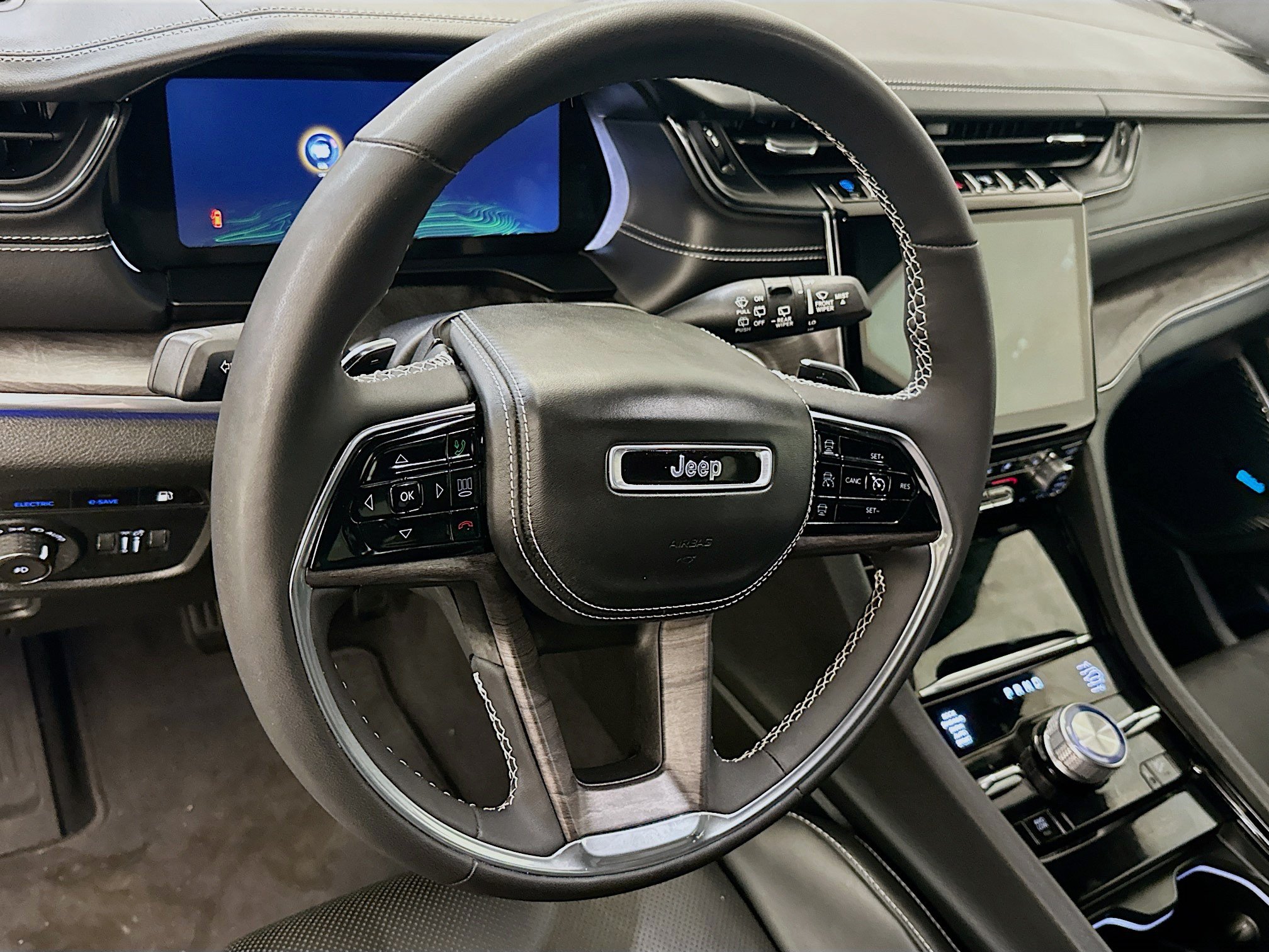 Used 2023 Jeep Grand Cherokee Overland w/ Luxury Tech Group IV AWD/4WD image 18