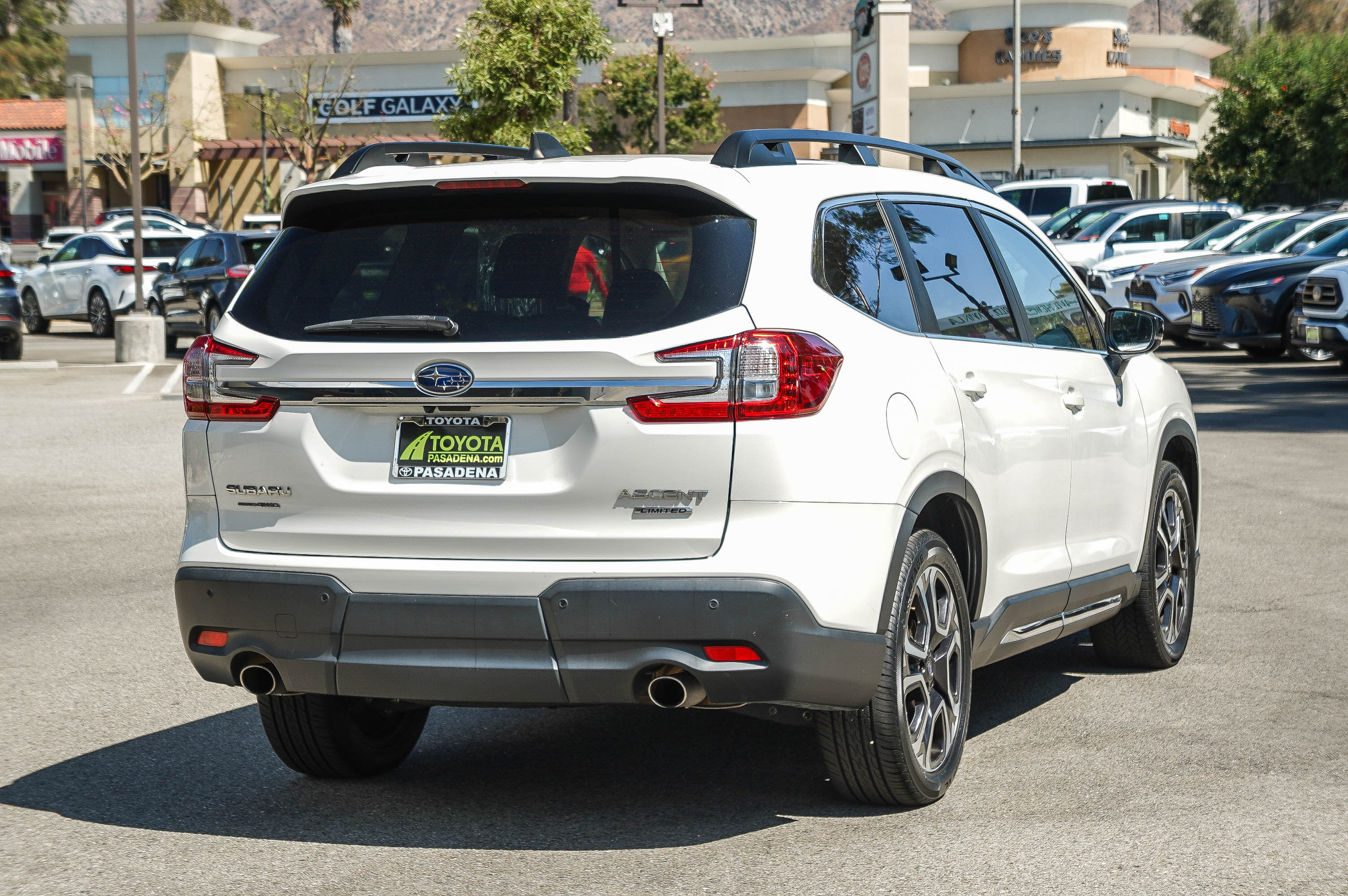 Used 2024 Subaru Ascent Limited w/ Technology Package AWD/4WD image 4