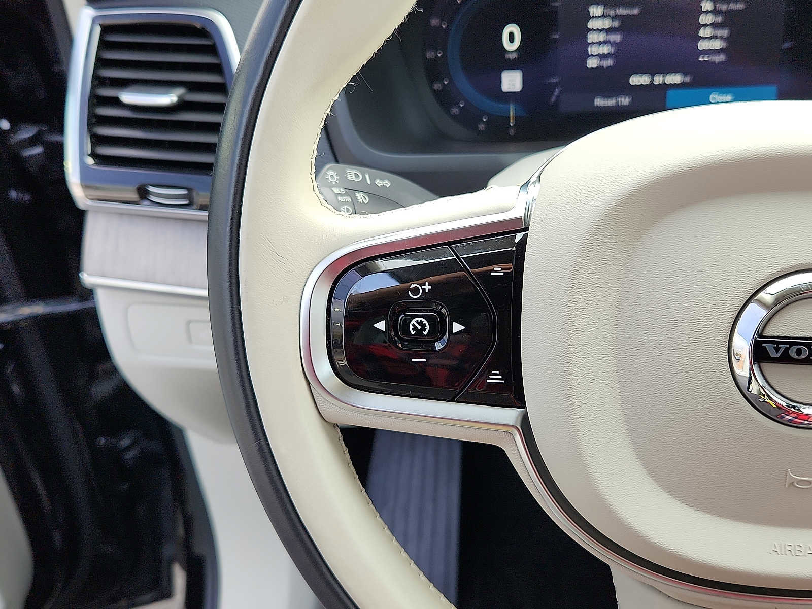 Certified 2024 Volvo XC90 B5 Plus w/ Protection Package Premier image 20