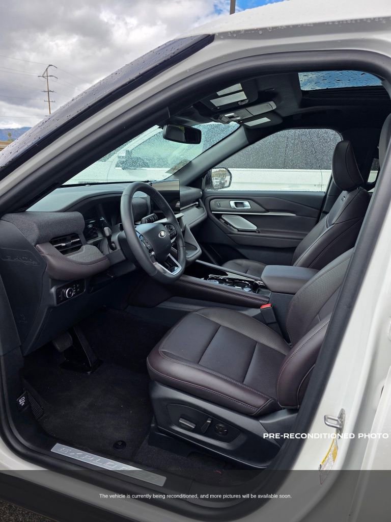 Used 2025 Ford Explorer Platinum RWD image 5