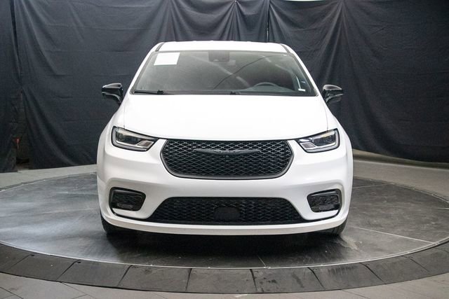 Used 2024 Chrysler Pacifica Select FWD image 4