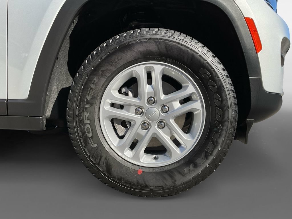 Used 2025 Jeep Grand Cherokee Laredo RWD image 8