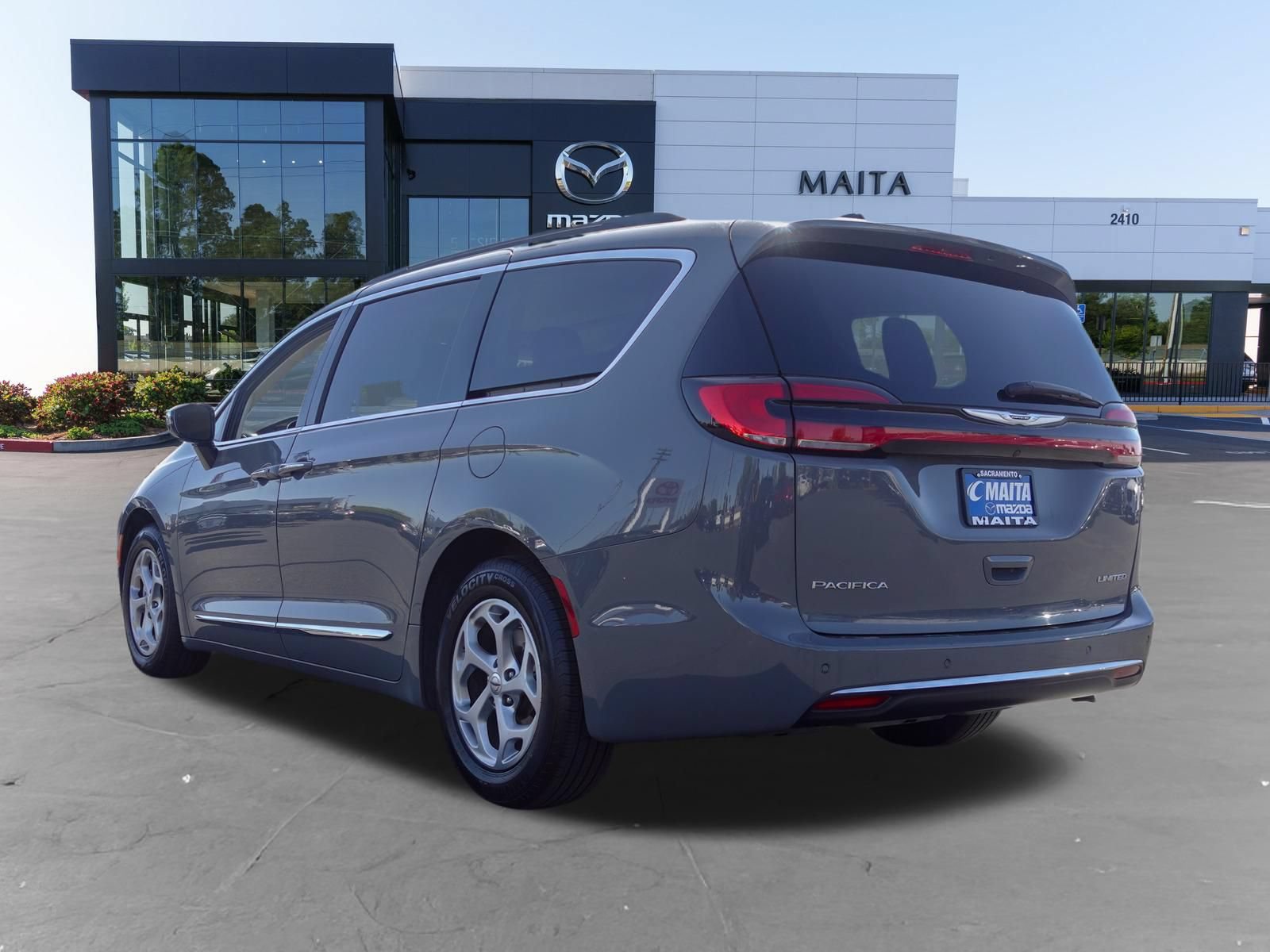 Used 2023 Chrysler Pacifica Limited FWD image 5