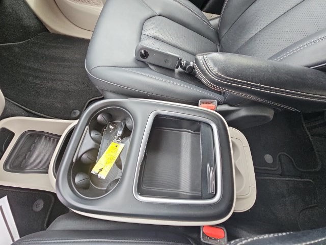 Used 2024 Chrysler Pacifica Touring-L FWD image 21