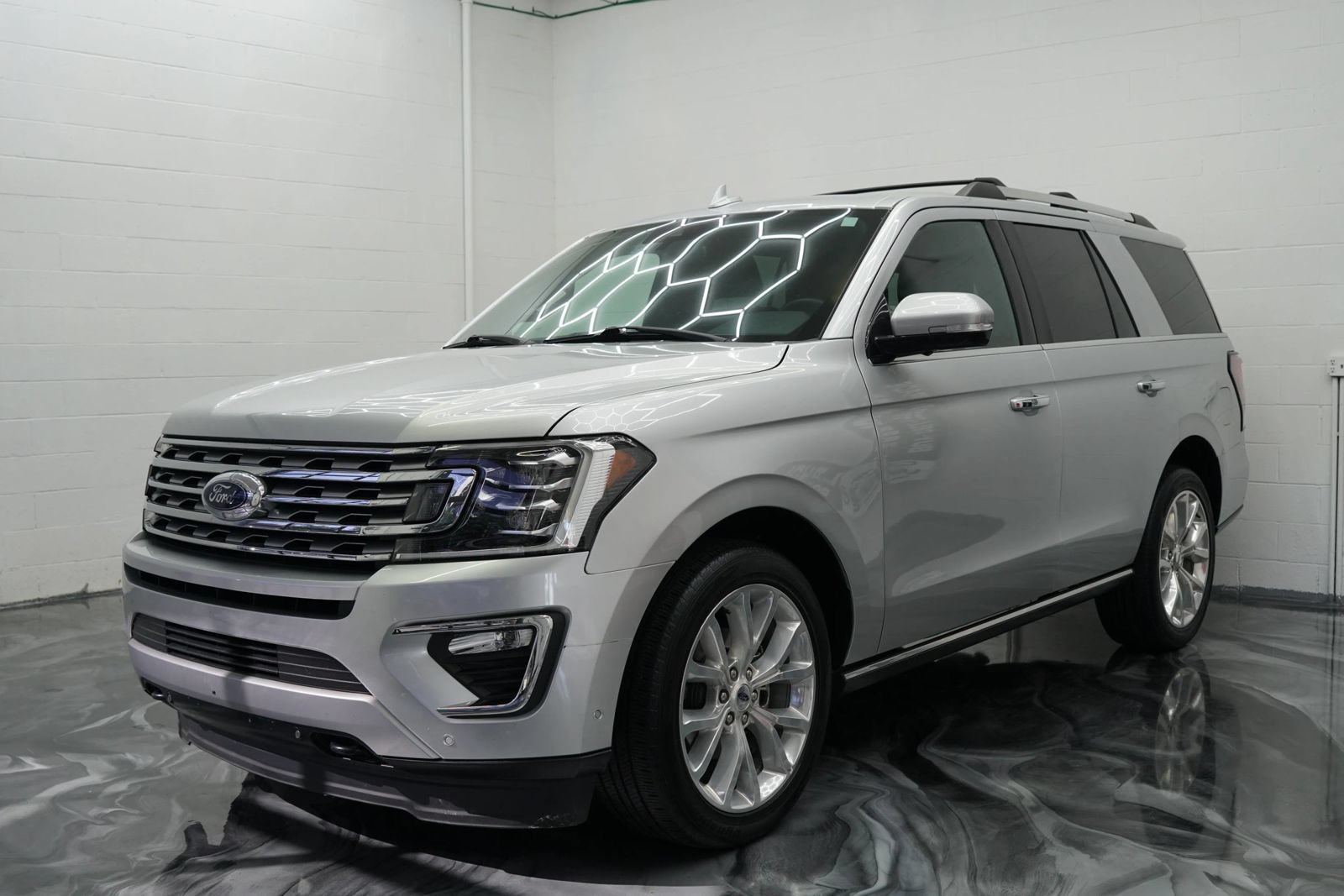 Used 2019 Ford Expedition Limited w/ Equipment Group 302A AWD/4WD image 2