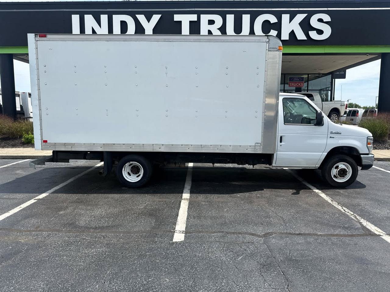 Used 2016 Ford E-450 and Econoline 450 Super Duty w/ Exterior Upgrade Package RWD image 2