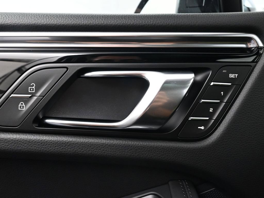 Certified 2026 Porsche Macan image 18