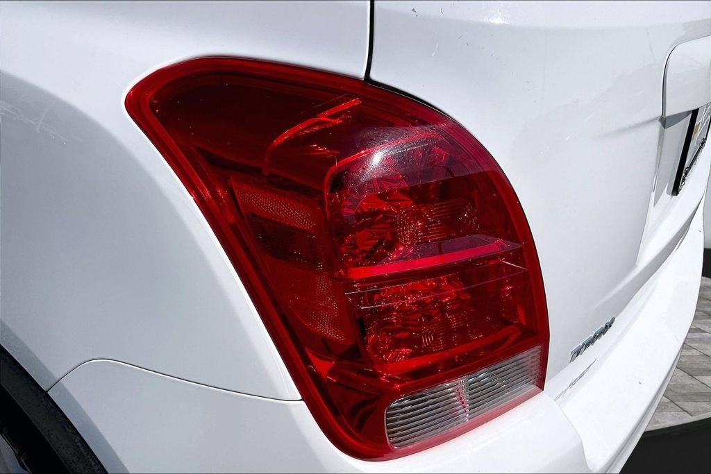 Used 2022 Chevrolet Trax LS w/ Tint and Cruise Package FWD image 29