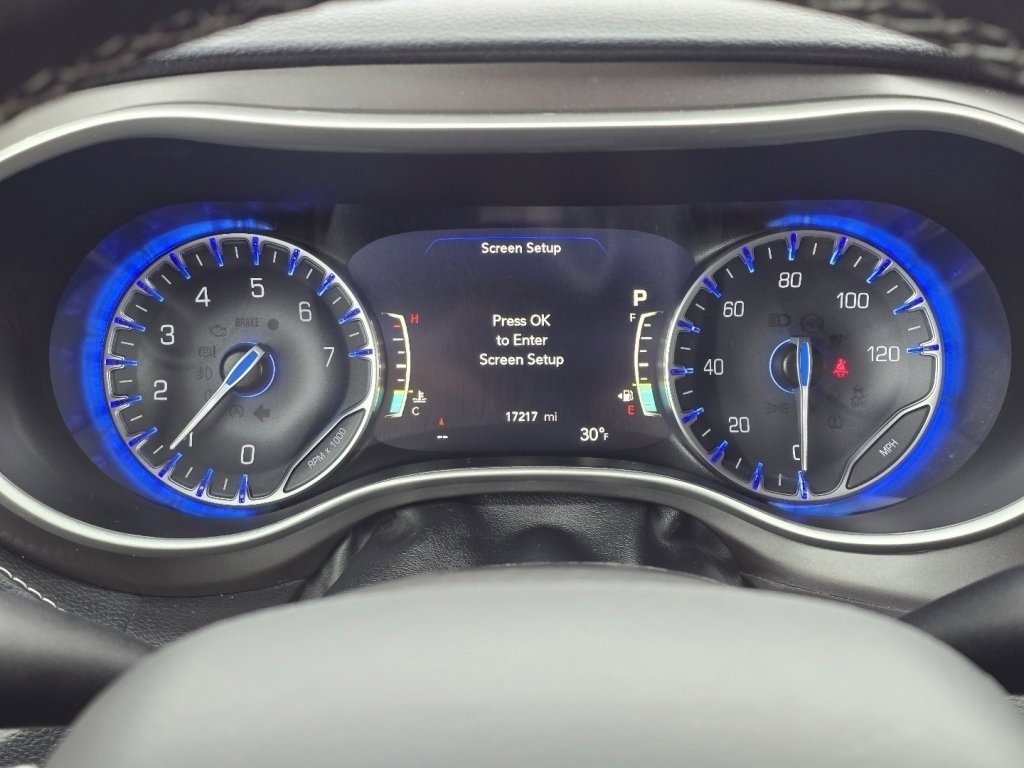 Used 2024 Chrysler Pacifica Touring-L w/ Uconnect Theater Family Group image 26