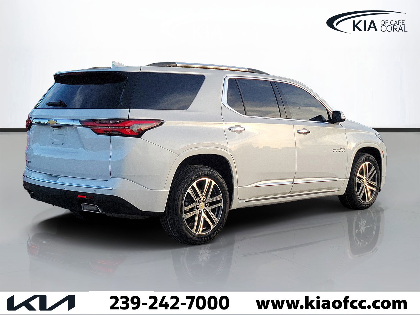 Used 2023 Chevrolet Traverse High Country w/ LPO, 'HIT The Road' Package FWD image 3