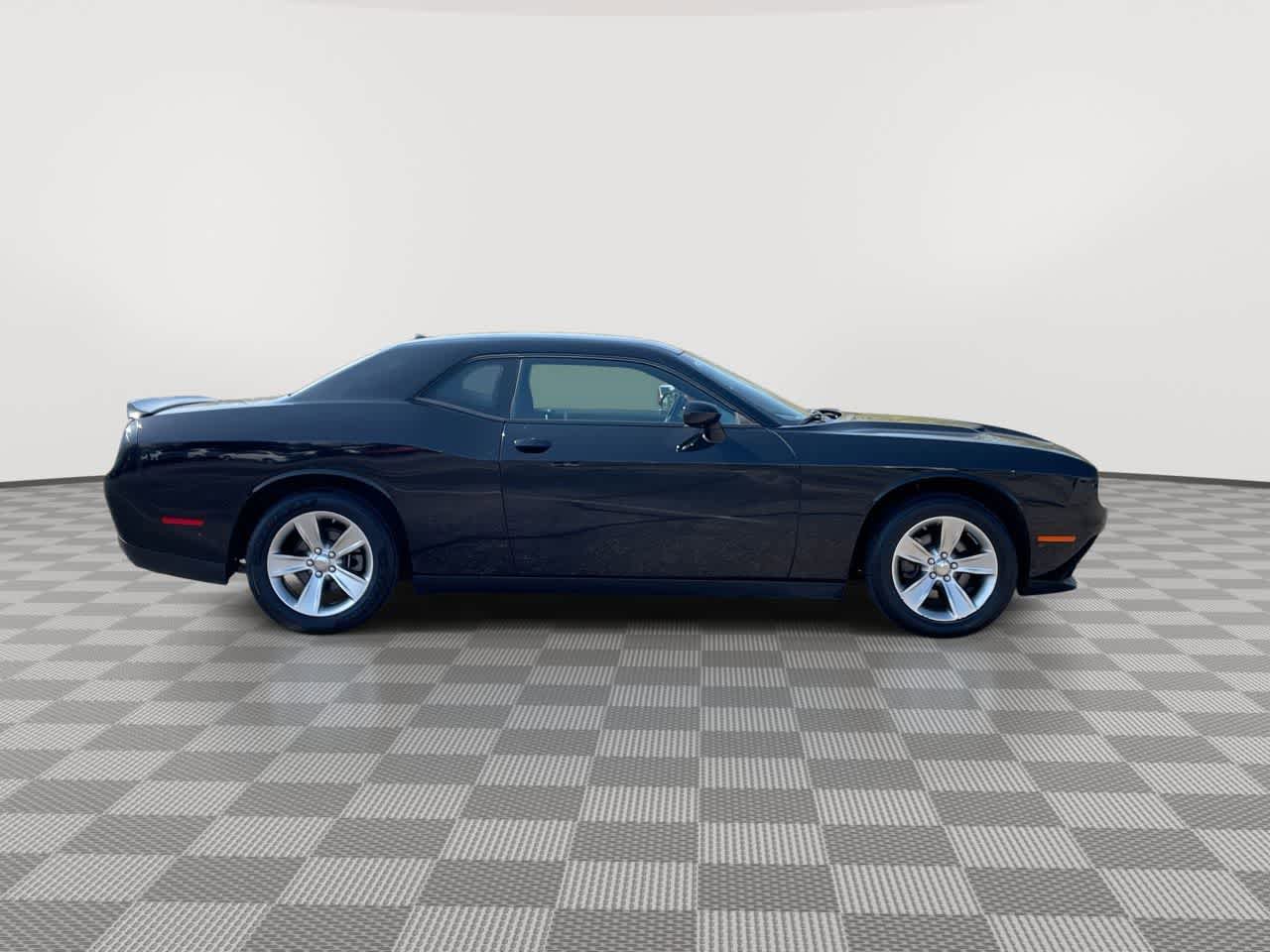 Used 2022 Dodge Challenger SXT RWD image 9